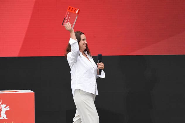 Preisträgerin Maria Speth bei der Verleihung vom Publikumspreis Wettbewerb 2021 für den Dokumentarfilm Herr Bachmann und seine Klasse auf der Berlinale Summer Special 2021 71. Internationale Filmfestspiele Berlin im Freiluftkino Museumsinsel. Berlin, 20.06.2021