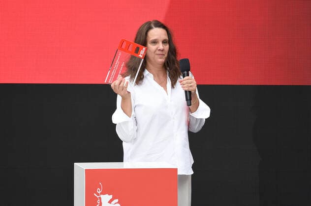 Preisträgerin Maria Speth bei der Verleihung vom Publikumspreis Wettbewerb 2021 für den Dokumentarfilm Herr Bachmann und seine Klasse auf der Berlinale Summer Special 2021 71. Internationale Filmfestspiele Berlin im Freiluftkino Museumsinsel. Berlin, 20.06.2021