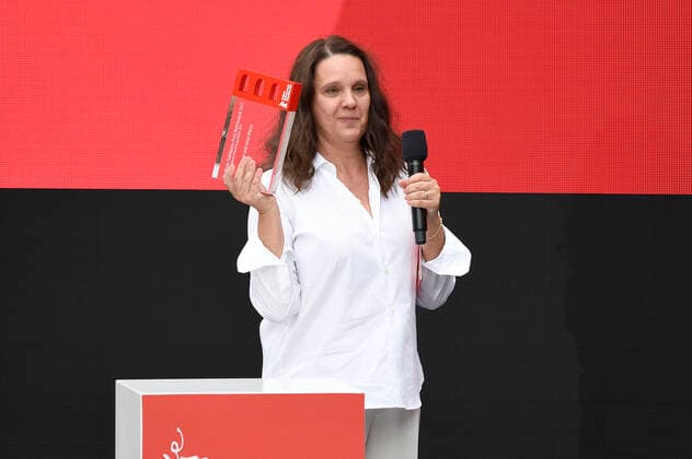 Preisträgerin Maria Speth bei der Verleihung vom Publikumspreis Wettbewerb 2021 für den Dokumentarfilm Herr Bachmann und seine Klasse auf der Berlinale Summer Special 2021 71. Internationale Filmfestspiele Berlin im Freiluftkino Museumsinsel. Berlin, 20.06.2021