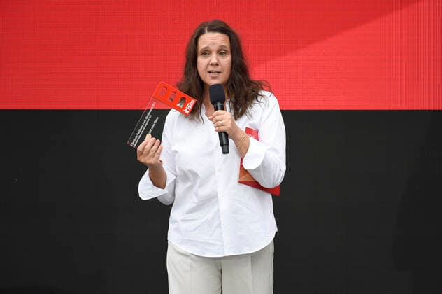 Preisträgerin Maria Speth bei der Verleihung vom Publikumspreis Wettbewerb 2021 für den Dokumentarfilm Herr Bachmann und seine Klasse auf der Berlinale Summer Special 2021 71. Internationale Filmfestspiele Berlin im Freiluftkino Museumsinsel. Berlin, 20.06.2021