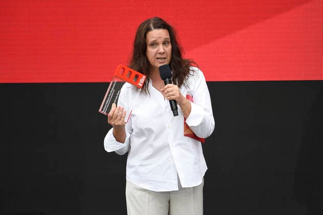 Preisträgerin Maria Speth bei der Verleihung vom Publikumspreis Wettbewerb 2021 für den Dokumentarfilm Herr Bachmann und seine Klasse auf der Berlinale Summer Special 2021 71. Internationale Filmfestspiele Berlin im Freiluftkino Museumsinsel. Berlin, 20.06.2021