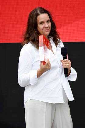 Preisträgerin Maria Speth bei der Verleihung vom Publikumspreis Wettbewerb 2021 für den Dokumentarfilm Herr Bachmann und seine Klasse auf der Berlinale Summer Special 2021 71. Internationale Filmfestspiele Berlin im Freiluftkino Museumsinsel. Berlin, 20.06.2021