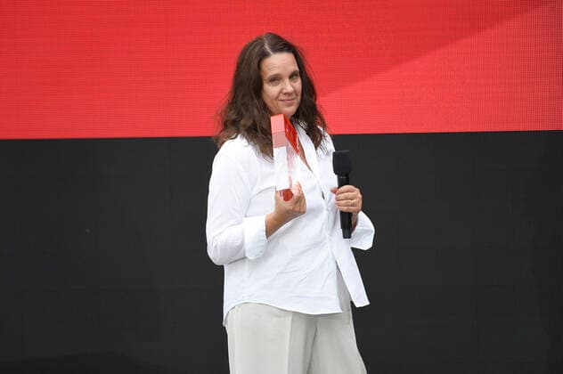 Preisträgerin Maria Speth bei der Verleihung vom Publikumspreis Wettbewerb 2021 für den Dokumentarfilm Herr Bachmann und seine Klasse auf der Berlinale Summer Special 2021 71. Internationale Filmfestspiele Berlin im Freiluftkino Museumsinsel. Berlin, 20.06.2021