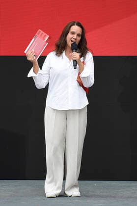 Preisträgerin Maria Speth bei der Verleihung vom Publikumspreis Wettbewerb 2021 für den Dokumentarfilm Herr Bachmann und seine Klasse auf der Berlinale Summer Special 2021 71. Internationale Filmfestspiele Berlin im Freiluftkino Museumsinsel. Berlin, 20.06.2021