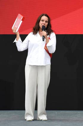 Preisträgerin Maria Speth bei der Verleihung vom Publikumspreis Wettbewerb 2021 für den Dokumentarfilm Herr Bachmann und seine Klasse auf der Berlinale Summer Special 2021 71. Internationale Filmfestspiele Berlin im Freiluftkino Museumsinsel. Berlin, 20.06.2021