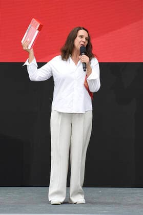 Preisträgerin Maria Speth bei der Verleihung vom Publikumspreis Wettbewerb 2021 für den Dokumentarfilm Herr Bachmann und seine Klasse auf der Berlinale Summer Special 2021 71. Internationale Filmfestspiele Berlin im Freiluftkino Museumsinsel. Berlin, 20.06.2021