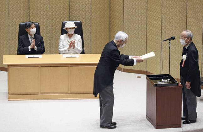 Bilder des Jahres 2021, Entertainment 06 Juni Entertainment Themen der Woche KW25 Entertainment Bilder des Tages Imperial couple attends Japan Academy Prize ceremony Japanese Emperor Naruhito (L) and Empress Masako (2nd from left) applaud at the 111th Japan Academy Prize ceremony in Tokyo on June 21, 2021. The 110th prize ceremony was canceled last year due to the coronavirus pandemic and held in conjunction this year. (Pool photo) 