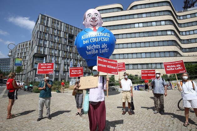 News Bilder des Tages Vor dem EUREF-Campus in Berlin haben am Montag (21.06.2021) Protestierende einen fuenf Meter hohen Laschet-Ballon in die Hoehe steigen lassen. Klimaschutz bei CDU CSU? Nichts als heisse Luft prangt auf Brusthoehe der aufblasbaren Figur. Die Aktivisten wollen damit kundtun, dass es mit einem ernsthaften Klimaschutz bei Kanzlerkandidat Armin Laschet nicht weit her ist. Protest mit fliegendem Riesen-Laschet in Berlin