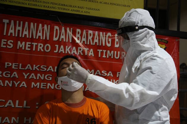 Swabs For Prisoners In Jakarta Police doctors conduct swab tests on detainees at the resort police station in Jatinagara, East Jakarta, on June, 21, 2021. The swab was carried out so that the newly arrived prisoners were detected for their health and did not transmit the virus when joining other prisoners. Jakarta Indonesia roszandi-notitle210621_npa2y  Copyright: xDasrilxRoszandix