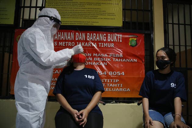 Swabs For Prisoners In Jakarta Police doctors conduct swab tests on detainees at the resort police station in Jatinagara, East Jakarta, on June, 21, 2021. The swab was carried out so that the newly arrived prisoners were detected for their health and did not transmit the virus when joining other prisoners. Jakarta Indonesia roszandi-notitle210621_npsM1  Copyright: xDasrilxRoszandix