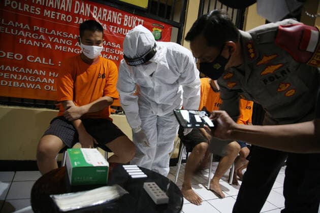 Swabs For Prisoners In Jakarta Police doctors conduct swab tests on detainees at the resort police station in Jatinagara, East Jakarta, on June, 21, 2021. The swab was carried out so that the newly arrived prisoners were detected for their health and did not transmit the virus when joining other prisoners. Jakarta Indonesia roszandi-notitle210621_npYYm  Copyright: xDasrilxRoszandix