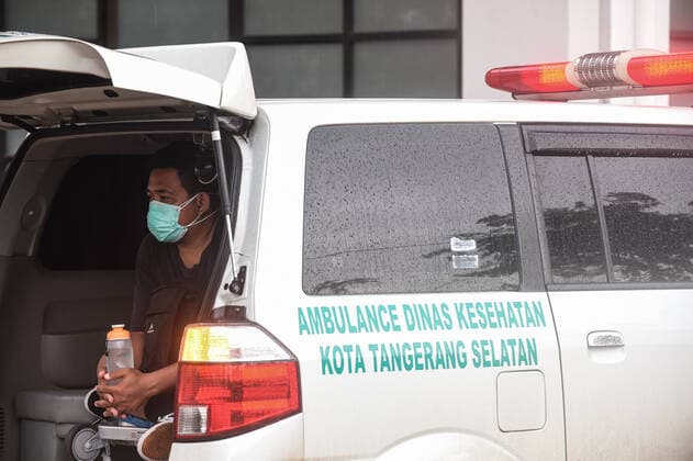 (210621) -- SOUTH TANGERANG, June 21, 2021 -- An asymptomatic COVID-19 patient waits before being sent to a hospital at Rumah Lawan COVID-19 isolation center in South Tangerang, Indonesia, June 21, 2021. Indonesia has registered more than 2 million cases of COVID-19 on Monday since the first case was confirmed in the country in March last year. The country s Health Ministry said the COVID-19 cases across the country rose by 14,536 within the past 24 hours to 2,004,445, the largest single day increase in new cases. ) INDONESIA-SOUTH TANGERANG-COVID-19-CASES AgungxKuncahyaxB. 