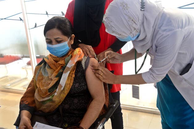Vaccination In Dhaka A woman receives a first dose of Pfizer-BioNTech Covid-19 coronavirus vaccine during a vaccination drive at the Bangabandhu Sheikh Mujib Medical University (BSMMU) in Dhaka, Bangladesh, on June 21, 2021. According to the Bangladesh health authorities administering the Pfizer-BioNTech Covid-19 vaccine started at three hospitals in Dhaka. Dhaka Bangladesh rashid-covid19v210621_npaNT  Copyright: xSTRx