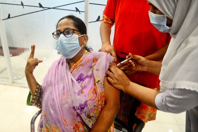 Vaccination In Dhaka A woman receives a first dose of Pfizer-BioNTech Covid-19 coronavirus vaccine during a vaccination drive at the Bangabandhu Sheikh Mujib Medical University (BSMMU) in Dhaka, Bangladesh, on June 21, 2021. According to the Bangladesh health authorities administering the Pfizer-BioNTech Covid-19 vaccine started at three hospitals in Dhaka. Dhaka Bangladesh rashid-covid19v210621_npDcG  Copyright: xSTRx