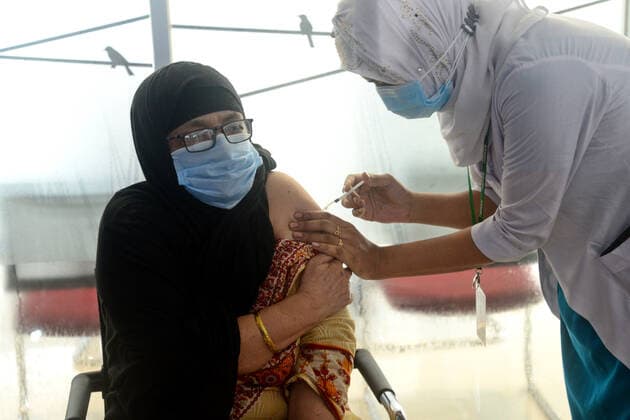 Vaccination In Dhaka A woman receives a first dose of Pfizer-BioNTech Covid-19 coronavirus vaccine during a vaccination drive at the Bangabandhu Sheikh Mujib Medical University (BSMMU) in Dhaka, Bangladesh, on June 21, 2021. According to the Bangladesh health authorities administering the Pfizer-BioNTech Covid-19 vaccine started at three hospitals in Dhaka. Dhaka Bangladesh rashid-covid19v210621_npPVR  Copyright: xSTRx