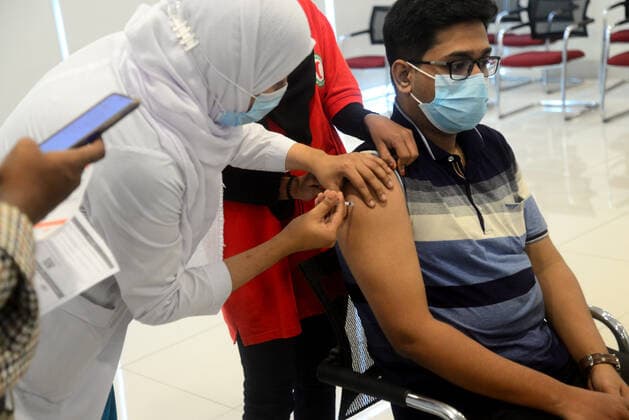 Vaccination In Dhaka A man receives a first dose of Pfizer-BioNTech Covid-19 coronavirus vaccine during a vaccination drive at the Bangabandhu Sheikh Mujib Medical University (BSMMU) in Dhaka, Bangladesh, on June 21, 2021. According to the Bangladesh health authorities administering the Pfizer-BioNTech Covid-19 vaccine started at three hospitals in Dhaka. Dhaka Bangladesh rashid-covid19v210621_npBrh  Copyright: xSTRx