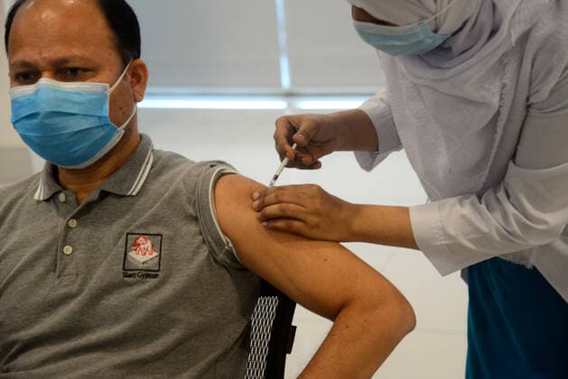 Vaccination In Dhaka A man receives a first dose of Pfizer-BioNTech Covid-19 coronavirus vaccine during a vaccination drive at the Bangabandhu Sheikh Mujib Medical University (BSMMU) in Dhaka, Bangladesh, on June 21, 2021. According to the Bangladesh health authorities administering the Pfizer-BioNTech Covid-19 vaccine started at three hospitals in Dhaka. Dhaka Bangladesh rashid-covid19v210621_npsFi  Copyright: xSTRx