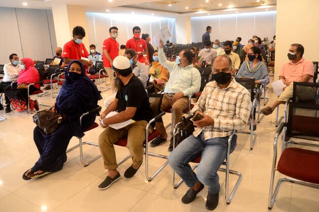 Bangladesh - Pfizer-BioNTech Covid-19 Coronavirus Vaccine - Vaccination - Dhaka People are seen taking rest after received Pfizer-BioNTech Covid-19 vaccine during a vaccination drive at the Bangabandhu Sheikh Mujib Medical University (BSMMU) in Dhaka, Bangladesh, on June 21, 2021. According to the Bangladesh health authorities administering the Pfizer-BioNTech Covid-19 vaccine started at three hospitals in Dhaka. Dhaka Bangladesh rashid-notitle210621_npYWi  Copyright: xSTRx