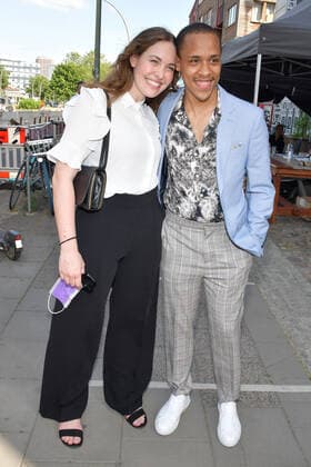 Preisverleihung der First Steps Award 2021 Jerry Hoffmann mit Freundin Ankunft zur 22. Preisverleihung, roter Teppich zum Nachwuchspreis First Steps Award 2021 im Holzmarkt in Berlin am 21.06.2021