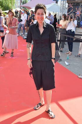 Preisverleihung der First Steps Award 2021 Dunja Hayali Ankunft zur 22. Preisverleihung, roter Teppich zum Nachwuchspreis First Steps Award 2021 im Holzmarkt in Berlin am 21.06.2021