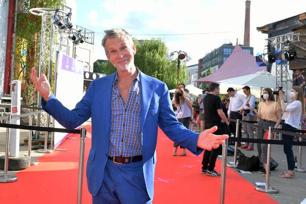 Entertainment Bilder des Tages Preisverleihung der First Steps Award 2021 Ullrich Matthes, Präsident Deutsche Filmakademie. e. V. Ankunft zur 22. Preisverleihung, roter Teppich zum Nachwuchspreis First Steps Award 2021 im Holzmarkt in Berlin am 21.06.2021