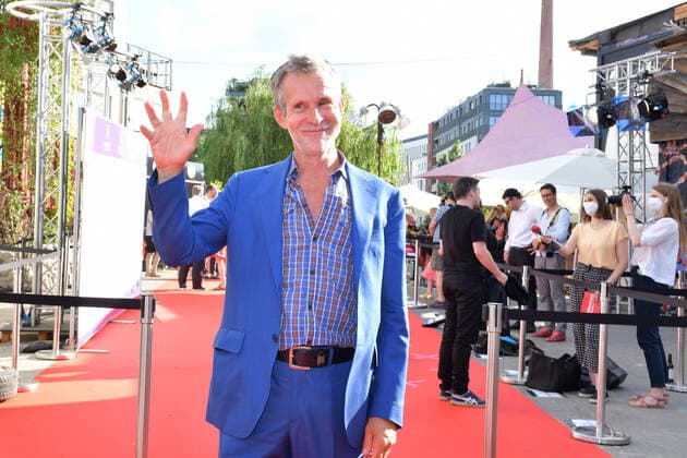Preisverleihung der First Steps Award 2021 Ullrich Matthes, Präsident Deutsche Filmakademie. e. V. Ankunft zur 22. Preisverleihung, roter Teppich zum Nachwuchspreis First Steps Award 2021 im Holzmarkt in Berlin am 21.06.2021