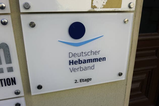 Schild Deutscher HebammenVerband Schild Deutscher HebammenVerband, 03.06.2021, Mitte, Berlin, Ein Schild befindet sich an einem Büro des Deutschen Hebammenverbandes. *** Sign German Midwives Association Sign German Midwives Association, 03 06 2021, Mitte, Berlin, A sign is located at an office of the German Midwives Association