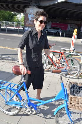 Preisverleihung der First Steps Award 2021 Dunja Hayali kam mit dem Fahrrad zur Veranstaltung Ankunft zur 22. Preisverleihung, roter Teppich zum Nachwuchspreis First Steps Award 2021 im Holzmarkt in Berlin am 21.06.2021