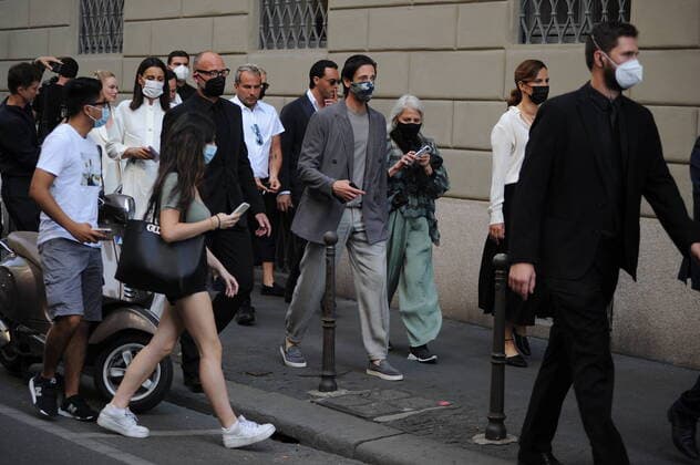 Bilder des Jahres 2021, Entertainment 06 Juni Entertainment Themen der Woche KW25 Entertainment Bilder des Tages Milan, Adrien Brody at the Armani fashion show The American actor and producer ADRIEN BRODY leaves the Armani hotel, and accompanied by Roberta Armani walks towards the Armani maison where the fashion show will take place.  Copyright: xMimmoxCarrierox xIPAx xMimmoxCarrierox