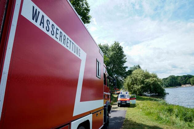 Rettungskraefte simmulieren die Rettung eines Ertrinkenden Badeunfall am Fuehlinger See in Koeln Rettungswagen der Wasserrettung der Feuerwehr am Badesee bei der Demonstration Rettung eines Ertrinkenden im See gemeinsam mit der Feuerwehr und der DLRG (Deutschen-Lebens-Rettungs-Gesellschaft) am Fuehlinger See in Koeln (Symbolbild) Deutschland *** Rescue forces simulate the rescue of a drowning man swimming accident at the Fuehlinger lake in Cologne Rescue car of the water rescue of the fire brigade at the bathing lake during the demonstration rescue of a drowning man in the lake together with the fire brigade and the DLRG German Life Saving Association at the Fuehlinger lake in Cologne symbol picture Germany
