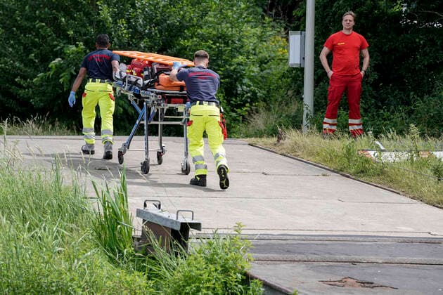 Rettungskraefte simmulieren die Rettung eines Ertrinkenden Badeunfall am Fuehlinger See in Koeln Rettungsdienst Ersthelfer im Einsatz mit Rettungsausruestung bei der Demonstration Rettung eines Ertrinkenden im See gemeinsam mit der Feuerwehr und der DLRG (Deutschen-Lebens-Rettungs-Gesellschaft) am Fuehlinger See in Koeln (Symbolbild) Deutschland *** Rescue workers simulate the rescue of a drowning man in a swimming accident at the Fuehlinger See in Cologne Rescue service first responders in action with rescue equipment during the demonstration rescue of a drowning man in the lake together with the fire brigade and the DLRG German Life Saving Association at the Fuehlinger See in Cologne Symbolic picture Germany