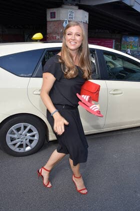 Preisverleihung der First Steps Award 2021 Katja Eichinger mit Badelatachen zur Veranstaltiung Ankunft zur 22. Preisverleihung, roter Teppich zum Nachwuchspreis First Steps Award 2021 im Holzmarkt in Berlin am 21.06.2021