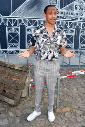 Preisverleihung der First Steps Award 2021 Jerry Hoffmann Ankunft zur 22. Preisverleihung, roter Teppich zum Nachwuchspreis First Steps Award 2021 im Holzmarkt in Berlin am 21.06.2021