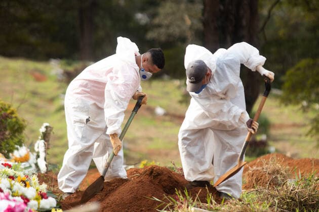 SÃO PAULO, SP - 21.06.2021: ENTERROS NO CEMITÉRIO DA VILA FORMOSA - Gravediggers during a funeral this Monday afternoon (21) at Vila Formosa Cemetery, East Side of São Paulo. Brazil passed the mark of 502,000 killed by Covid-19 while recording the highest moving average of Covid-19 cases since April. x2082632x  YurixMurakami