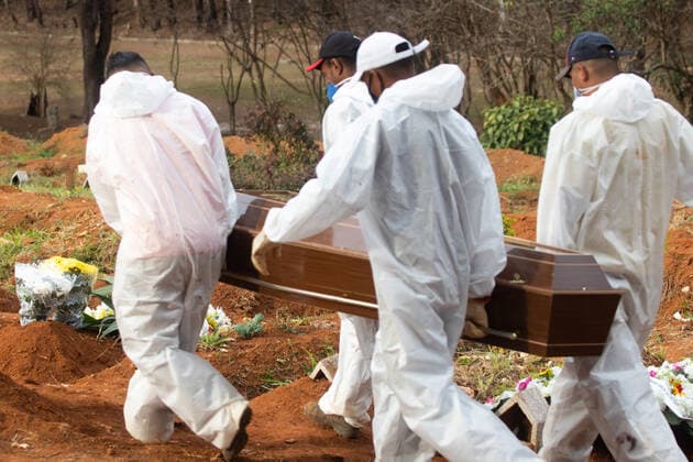 SÃO PAULO, SP - 21.06.2021: ENTERROS NO CEMITÉRIO DA VILA FORMOSA - Gravediggers during a funeral this Monday afternoon (21) at Vila Formosa Cemetery, East Side of São Paulo. Brazil passed the mark of 502,000 killed by Covid-19 while recording the highest moving average of Covid-19 cases since April. x2082636x  YurixMurakami