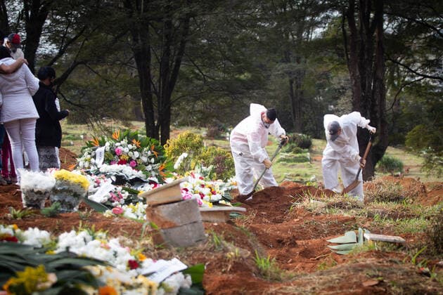 SÃO PAULO, SP - 21.06.2021: ENTERROS NO CEMITÉRIO DA VILA FORMOSA - Gravediggers during a funeral this Monday afternoon (21) at Vila Formosa Cemetery, East Side of São Paulo. Brazil passed the mark of 502,000 killed by Covid-19 while recording the highest moving average of Covid-19 cases since April. x2082637x  YurixMurakami