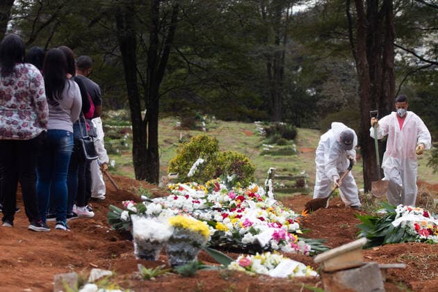 SÃO PAULO, SP - 21.06.2021: ENTERROS NO CEMITÉRIO DA VILA FORMOSA - Gravediggers during a funeral this Monday afternoon (21) at Vila Formosa Cemetery, East Side of São Paulo. Brazil passed the mark of 502,000 killed by Covid-19 while recording the highest moving average of Covid-19 cases since April. x2082641x  YurixMurakami
