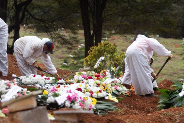 SÃO PAULO, SP - 21.06.2021: ENTERROS NO CEMITÉRIO DA VILA FORMOSA - Gravediggers during a funeral this Monday afternoon (21) at Vila Formosa Cemetery, East Side of São Paulo. Brazil passed the mark of 502,000 killed by Covid-19 while recording the highest moving average of Covid-19 cases since April. x2082642x  YurixMurakami