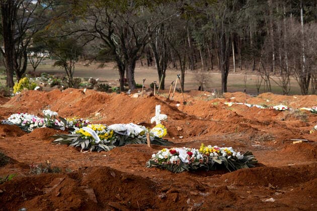SÃO PAULO, SP - 21.06.2021: ENTERROS NO CEMITÉRIO DA VILA FORMOSA - Tombs in the Vila Formosa Cemetery, East Side of São Paulo this Monday afternoon (21). Brazil passed the mark of 502,000 killed by Covid-19 while recording the highest moving average of Covid-19 cases since April. x2082651x  YurixMurakami
