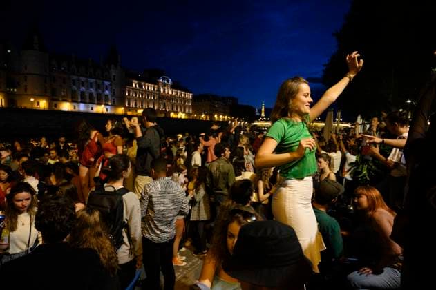 News Bilder des Tages Despite the government s restrictions, Parisians will meet in the parks on the banks of the Seine or in the squares to celebrate the end of the curfew and the fete de la musique, in Paris on 21 June 2021.  JulienxMattiax xLexPictorium LePictorium_0249712