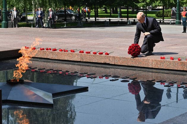 Bilder des Jahres 2021, News 06 Juni News Themen der Woche KW25 News Bilder des Tages Russland, Gedenkveranstaltung in Moskau erinnert an Ãœberfall Nazideutschlands auf die Sowjetunion MOSCOW, RUSSIA â€“ JUNE 22, 2021: Russia s President Vladimir Putin lays flowers at the Tomb of the Unknown Soldier by the Kremlin Wall on Day of Memory and Sorrow to mark 80 years since the start of the Great Patriotic War when Nazi Germany invaded the Soviet Union on June 22, 1941. Alexei Nikolsky Russian Presidential Press and Information Office TASS  TS105BF3