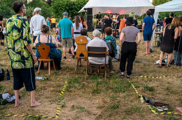 IMAGO Creative: NGO, Kunst im öffentlichen Raum und Kulturinitiativen Musik Festival Kunst Tourismus Reisen 21.06.2021 Potsdam Landeshauptstadt Russische Kolonie Alexandrowka Fete de la Musique - in diesem Jahr wieder nach der vorjählichen Absage Corona bedingt feierten viele Menschen wie befreit den Sommeranfang und ie Sommersonnenwende. Hier in der Kolonie Alexandrowka mit der Band 44 Leningrad Russian Speed Folk Potsdam Alexandrowka Posdam Deutschland *** Music Festival Art Tourism Travel 21 06 2021 Potsdam state capital Russian Colony Alexandrowka Fete de la Musique this year again after last years cancellation Corona conditionally many people celebrated like liberated the beginning of summer and the summer solstice Here in the Colony Alexandrowka with the band 44 Leningrad Russian Speed Folk P
