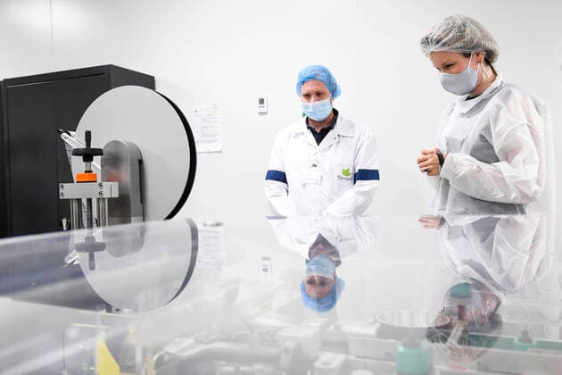 Bilder des Jahres 2021, Entertainment 06 Juni Entertainment Themen der Woche KW25 Queen Mathilde of Belgium pictured during a royal visit to the Tilman Pharmaceutical Laboratory, Tuesday 22 June 2021, in Baillonville.  POOLxFREDERICxSIERAKOWSKI 3014563