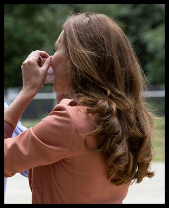 Herzogin Kate besucht Natural History Museum in London . 22 06 2021. London, United Kingdom. Kate Middleton, the Duchess of Cambridge, puts on a face mask as she arrives at the Natural History Museum in London.  xStephenxLockx xi-Imagesx IIM-22303-0031