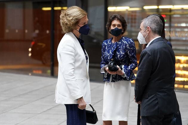 Queen Sofia of Spain (l) arrives at the closing ceremony and end-of-year concert of the Reina Sofia School of Music with Paloma O Shea (c), Marchioness of O Shea, pianist and President of the Reina Sofia School of Music and widow of the banker Emilio Botín. June 22, 2021. (2021062296)