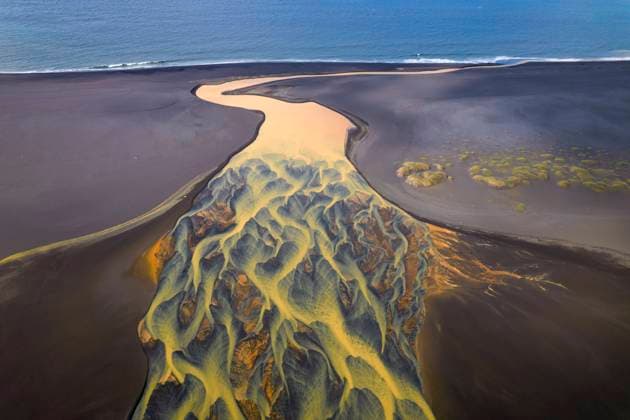 IMAGO Creative: 2021 Favoriten Creative Highlights World From above aerial view of river with orange water flowing through rough countryside in Iceland Copyright: xPacoxFarerox Model Released