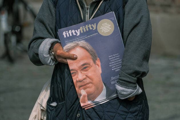 Düsseldorf 22.06.2021 Obdachloser Obdachlosenmagazin Fiftyfifty Armin Laschet auf dem Titelbild Wohnungsnot Düsseldorf Nordrhein-Westfalen Deutschland
