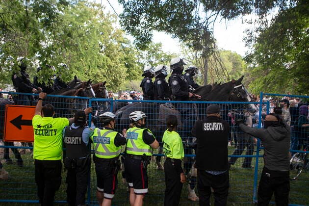 Kanada, Proteste bei Auflösung eines Obdachlosen-Camp in Toronto June 22, 2021, Toronto, on, Canada: Mounted Police reinforce the perimeter of a fence after it was breached by supporters during an eviction process at a homeless encampment in Toronto, on Tuesday, June 22, 2021. Toronto Canada  - ZUMAc35_ 20210622_zaf_c35_117 Copyright: xChrisxYoungx