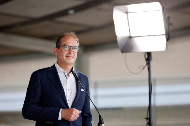 Alexander Dobrindt bei einem Pressestatement der CDU CSU-Bundestagsfraktion vor der Fraktionssitzung auf der Fraktionsebene im Reichstagsgebäude. Berlin, 22.06.2021