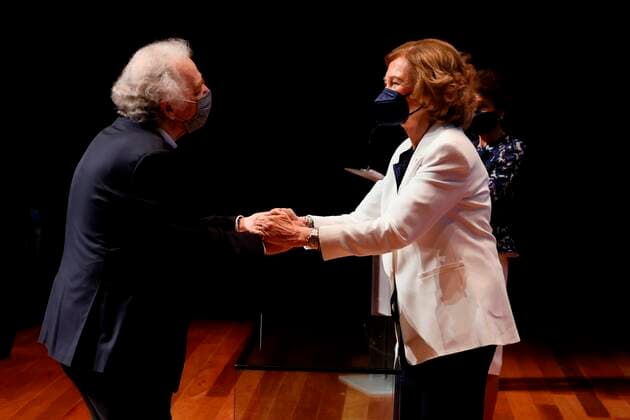 Emeritus Queen Sofia (R) greets emeritus professor Zakhar Bron during the awarding ceremony held during the closure of the 2020-2021 year of the Reina Sofia School of Music in Madrid, Spain, 22 June 2021 (issued 23 June 2021). The Reina Sofia School of Music, created in 1991, supports highly-talented young people in their personal and artistic development, and aims to bring the best music to all audiences. Emeritus Queen Sofia attends the closing ceremony of the Superior Music School Reina Sofia !ACHTUNG: NUR REDAKTIONELLE NUTZUNG!  Copyright: xBallesterosx GRAF5929 20210623-91119066616bf0400089d0b9a1703f0d98fd5718